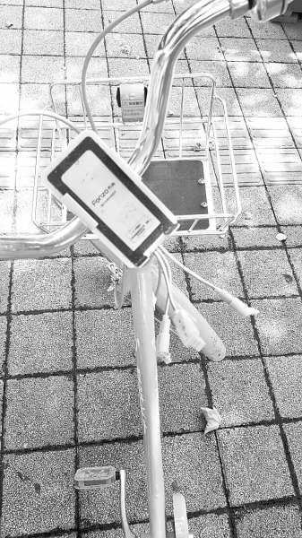 車把中間有手機充電支架，下方連接著3根充電線。