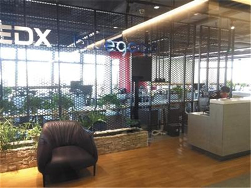 11月16日，小藍單車總部人去樓空，前臺只剩保安。