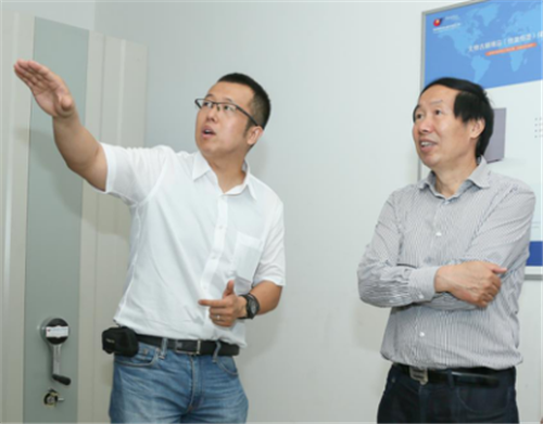 馬笑然總經理向劉玉珠局長介紹楓華具備發(fā)明專利產品-文物古籍精品保管柜及恒溫恒濕空調 馬笑然總經理向劉玉珠局長介紹楓華具備發(fā)明專利產品-文物古籍精品保管柜及恒溫恒濕空調