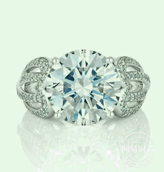 劉詩(shī)詩(shī)婚禮行頭值百萬(wàn) 不驕不躁剛剛好