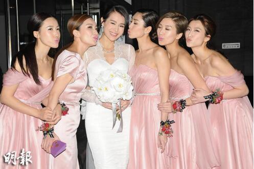 胡杏兒甜笑曬鉆戒 談造人計(jì)劃稱再說(shuō)