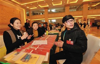 政協(xié)委員抵京報(bào)到 政協(xié)委員抵京報(bào)到