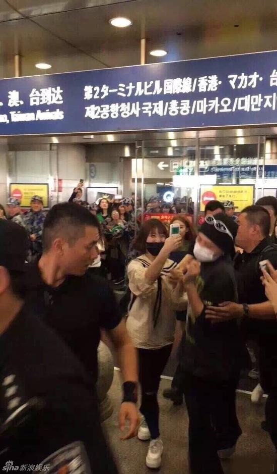 Bigbang權(quán)志龍抵達(dá)北京 保鏢怒推女粉絲 Bigbang權(quán)志龍抵達(dá)北京 保鏢怒推女粉絲