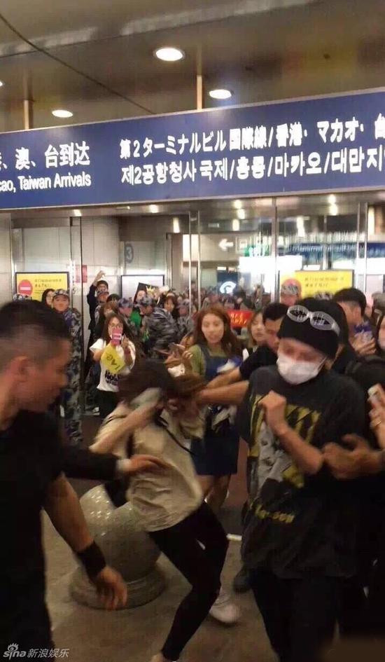 Bigbang權(quán)志龍抵達(dá)北京 保鏢怒推女粉絲 Bigbang權(quán)志龍抵達(dá)北京 保鏢怒推女粉絲