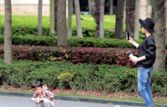 孫儷不時(shí)拿出手機(jī)替等等拍照。