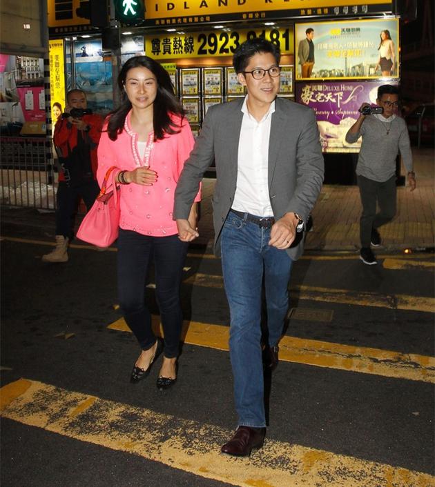 慶祝結(jié)婚四周年時(shí)，郭晶晶已有孕味