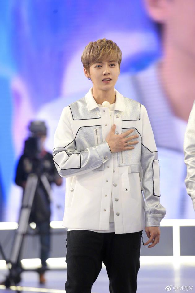 鹿晗送祝福黃子韜回我愛(ài)你