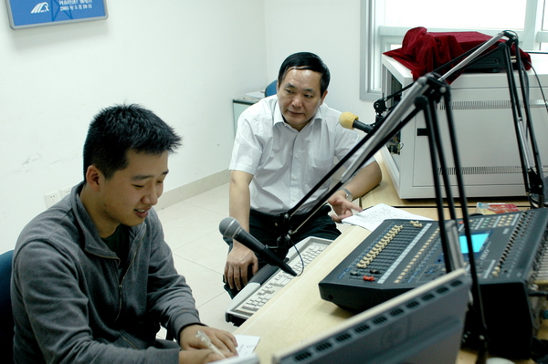 河南省政府安委會(huì)副主任、省安全生產(chǎn)監(jiān)督管理局黨組書記、局長(zhǎng)張國(guó)輝做客《安全河南》直播室