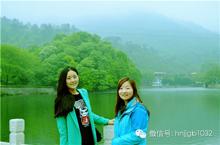 奧斯卡汽車影城的美女和這個(gè)風(fēng)景融入的真好啊，有木有？！