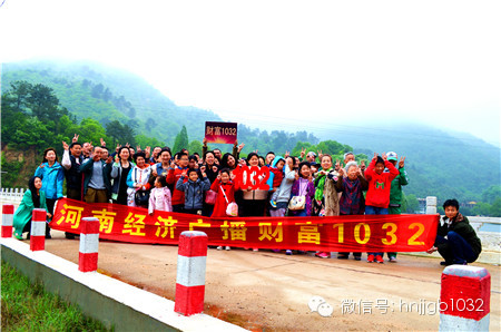 這么美的地方，我們合影留念，看大家多開心！