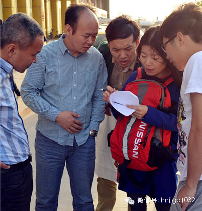 五點五十左右，聽眾們陸陸續(xù)續(xù)到達鄭州捷和汽車，首先要做的第一件事就是找我們的工作人員要車標