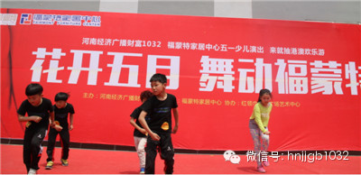 跳街舞的女孩兒下臺后說“我是臨時給他們搭舞的”，好善良的小女生?。? width=