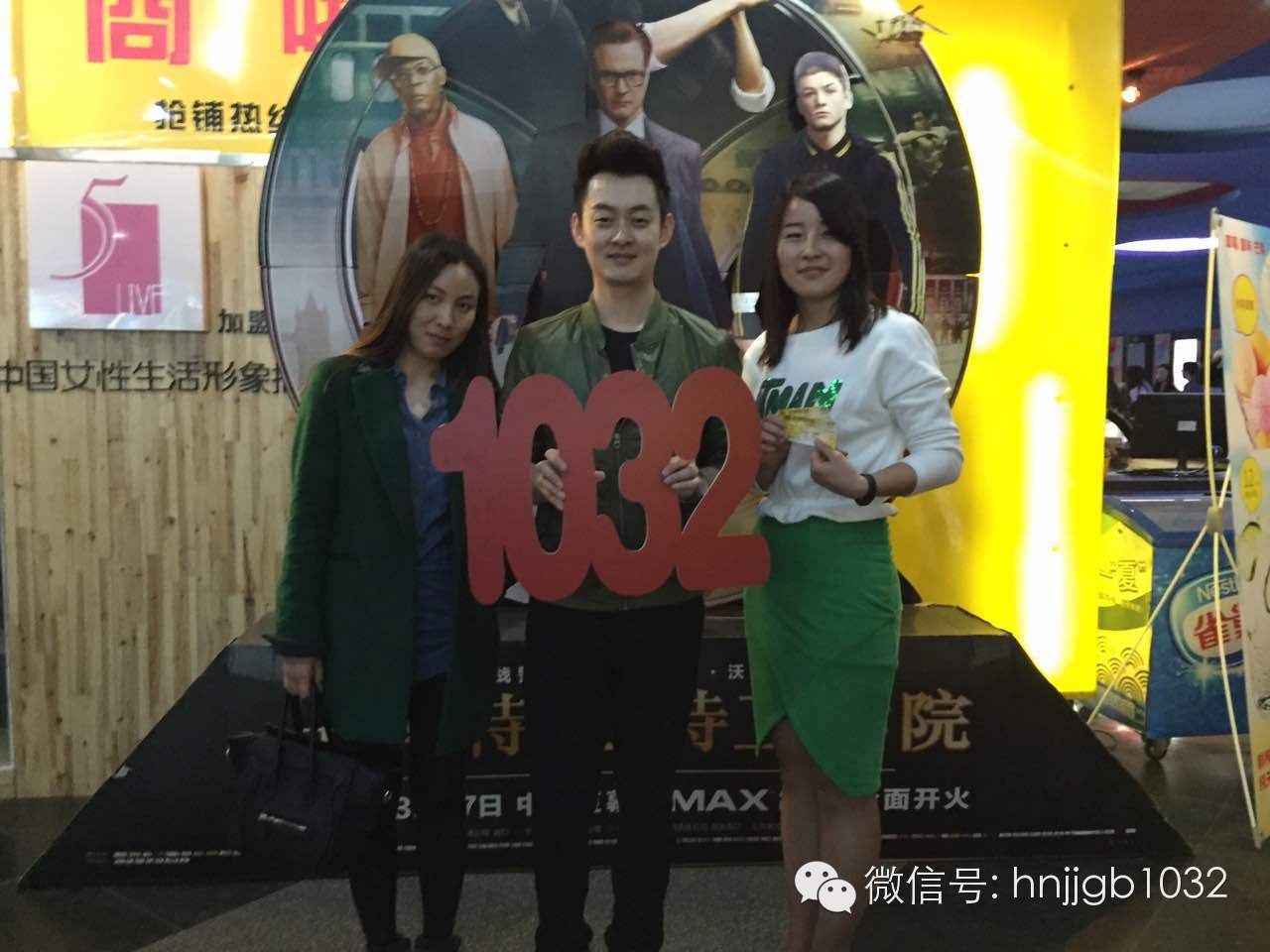 傳說中的Johnny終于現(xiàn)身啦！還是美女魅力大哦。帥哥美女好養(yǎng)眼，小編忍不住要多看幾眼呢。