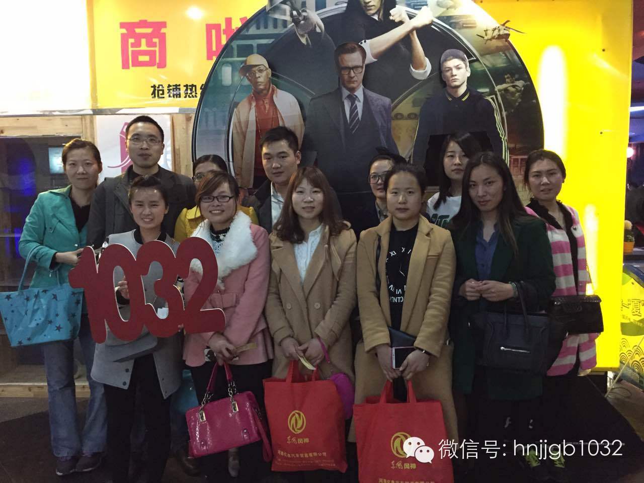 來個(gè)合影，1032的聽眾棒棒噠，個(gè)個(gè)都準(zhǔn)時(shí)到達(dá)了集合地點(diǎn)。Johnny表示很欣慰啊！