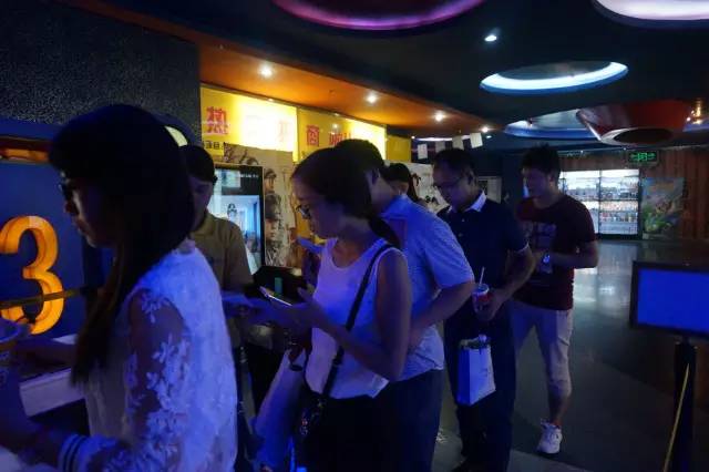 電影馬上開始，排隊(duì)入場(chǎng)嘍