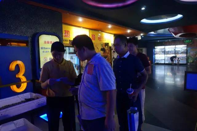 電影馬上開始，排隊(duì)入場(chǎng)嘍