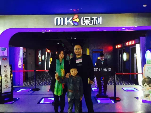 再來看兩個萌娃，表情都好有戲！