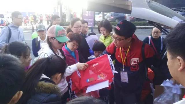 8:30準時集合，現(xiàn)場工作人員給大家分發(fā)參賽證和參賽衣服。