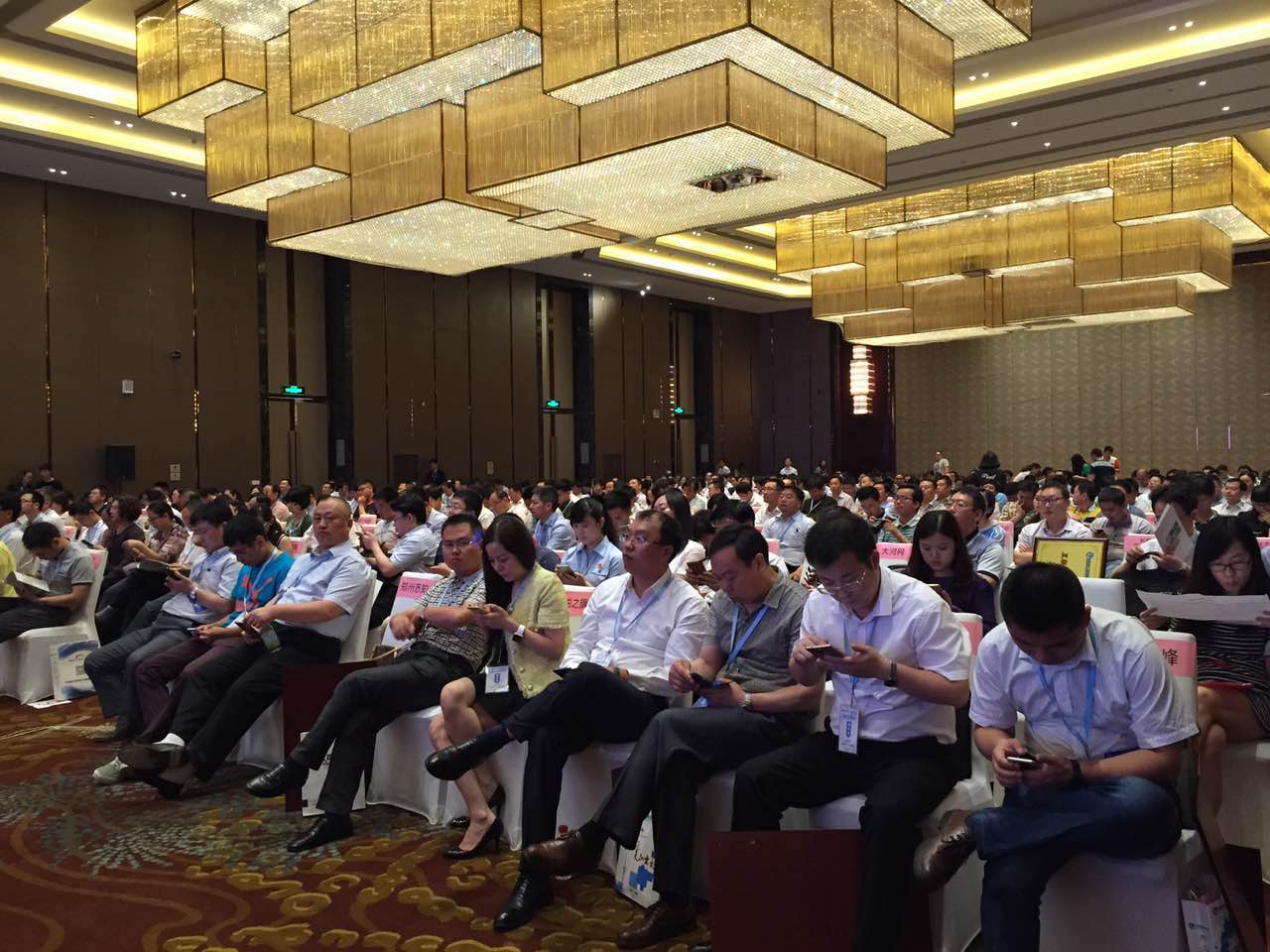 現(xiàn)場(chǎng)座無(wú)虛席 現(xiàn)場(chǎng)座無(wú)虛席