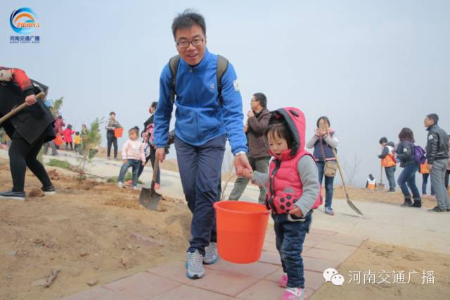 爸比爸比，你會(huì)種小樹嗎？我來(lái)教你吧~