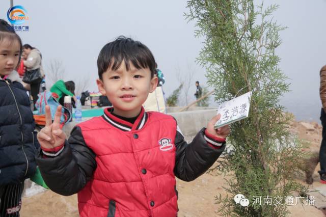 耶！你看，這是我種下的小樹苗！