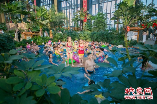 又開始過夏天的孩子們，在溫潤的泉水里放任天性。