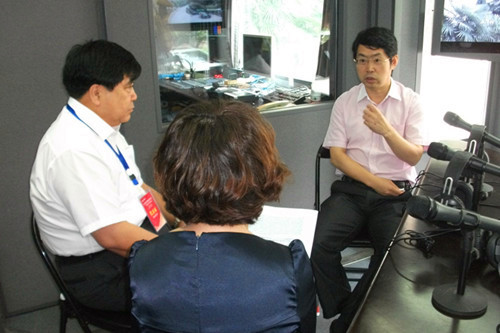 直播前的北京安貞醫(yī)院副院長周生來（右１）、大慶油田總醫(yī)院集團總經(jīng)理劉湘彬（左１）