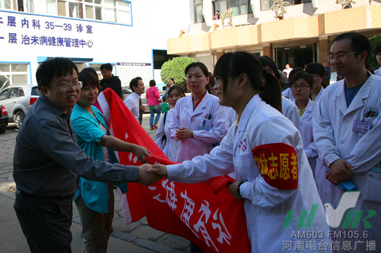 信息廣播副總監(jiān)陳德年為活動授旗 信息廣播副總監(jiān)陳德年為活動授旗