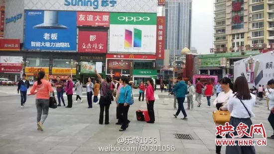 他們從四面八方匯集到二七塔下，由行走路人一下變成了一支舞蹈隊(duì)，跳起了節(jié)奏歡快、時(shí)尚動感的舞蹈。