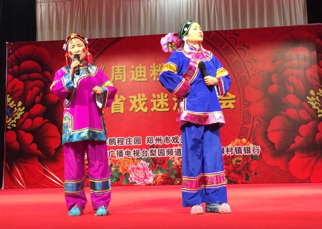 “迪粉”現(xiàn)場表演的小品《妯娌斗嘴》 “迪粉”現(xiàn)場表演的小品《妯娌斗嘴》