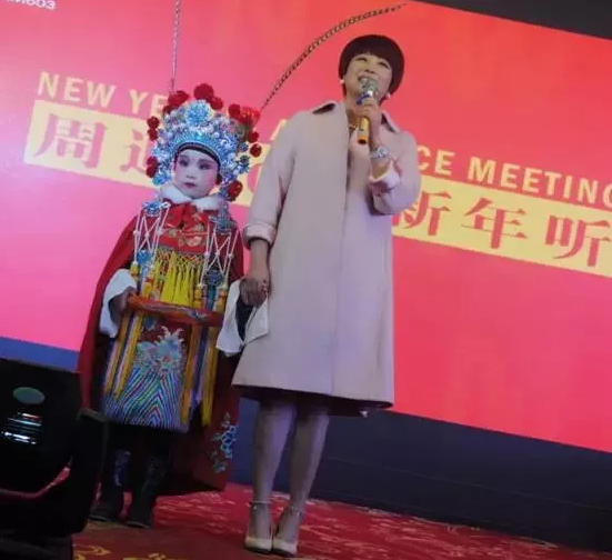 盛裝亮相的小戲迷，周迪的節(jié)目影響了一代又一代人