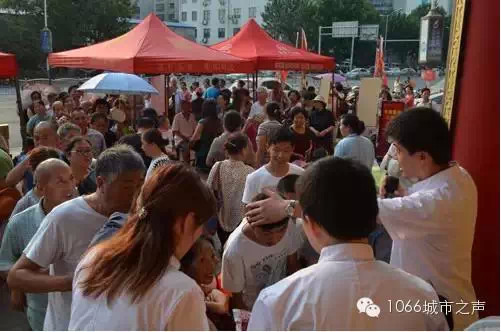 2013年冬病夏治三伏貼活動(dòng)貼敷現(xiàn)場(chǎng) 2013年冬病夏治三伏貼活動(dòng)貼敷現(xiàn)場(chǎng)