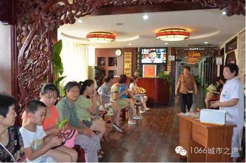 等待貼敷的女性患者 等待貼敷的女性患者