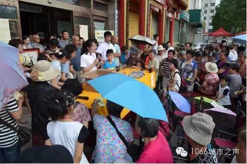 三伏貼熱鬧的抽獎(jiǎng)現(xiàn)場(chǎng) 三伏貼熱鬧的抽獎(jiǎng)現(xiàn)場(chǎng)