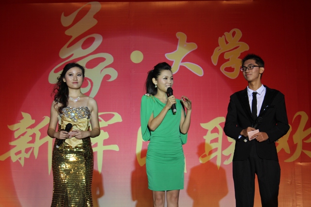 教育廣播女主播葉子現身晚會，與學生同臺主持