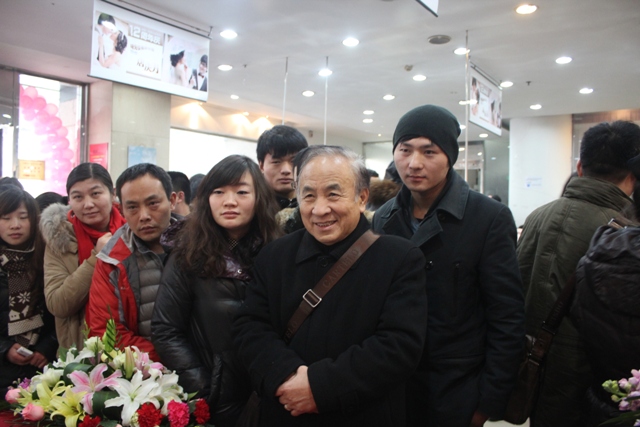 等待簽名售書(shū)的聽(tīng)眾 等待簽名售書(shū)的聽(tīng)眾