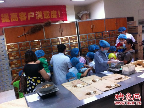 　　接下來，要進(jìn)入到有中醫(yī)“博物館”之稱的中藥房去探秘啦！藥房那些小抽屜里面裝的是什么？孩子們很好奇