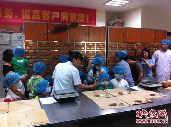 咦，藥房里的叔叔阿姨他們從小抽屜里拿出的藥又是什么？這些中藥放在一起有什么功效呢？