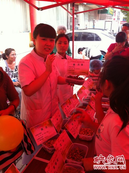 這是什么一，那又是什么？小腦袋不停的在思索，而小手和小鼻子也沒閑著，時不時地摸一摸、聞一聞！