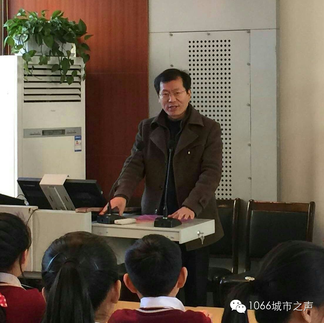 雙方領(lǐng)導(dǎo)講話，同學(xué)們聽得都好認(rèn)真啊！