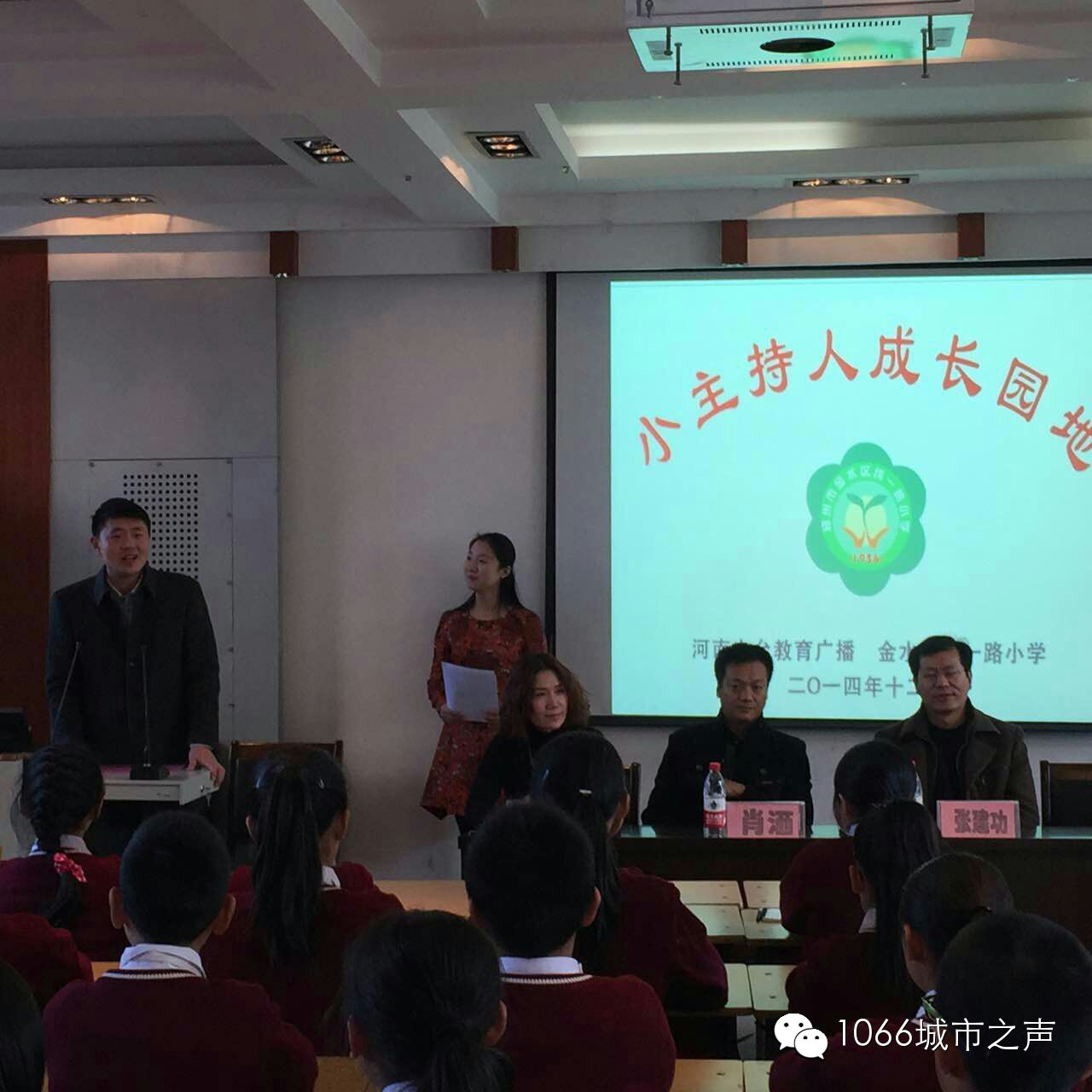 雙方領(lǐng)導(dǎo)講話，同學(xué)們聽得都好認(rèn)真啊！