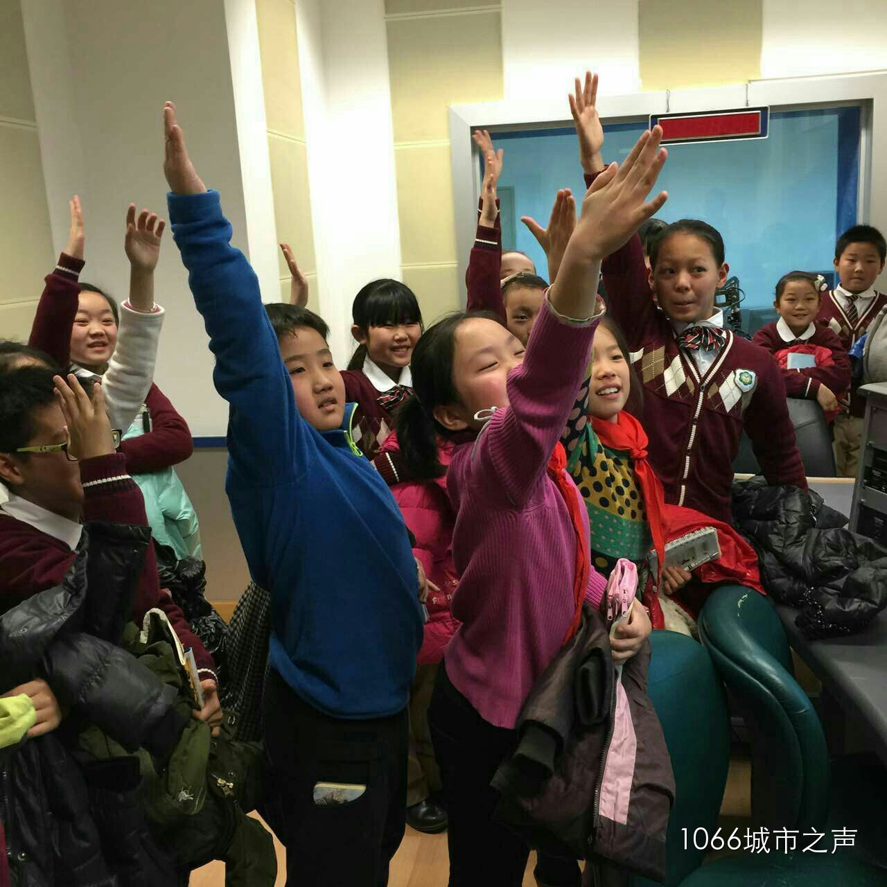 第一次體驗(yàn)話筒前的感覺，同學(xué)們爭先恐后！