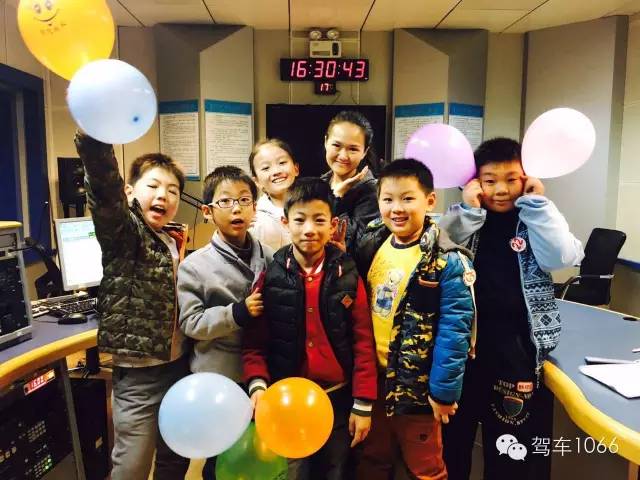 我們不光要成為銀行家，還要當主持人！跟著子楊姐姐參觀河南電臺直播間！