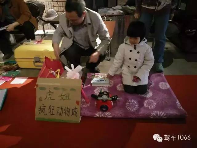 這位小老板的攤位擺的有模有樣的，不過旁邊這位酷爸怎么這么眼熟？