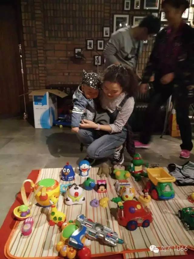 本次活動最小的小老板，最后放大招了，玩具隨便拿，這壕情也沒sei了！