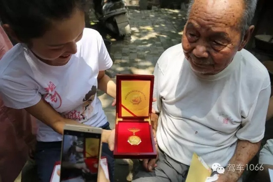 老兵聽不到我們?cè)谡f什么，今年98了。