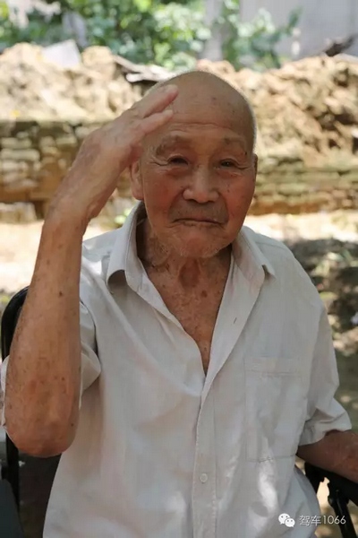 老兵身子骨不行了，九十多歲了……也許軍禮不那么標(biāo)準(zhǔn)了，但是這一幕還是感動(dòng)到了我們……