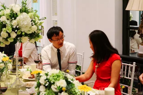 這種熱烈的氣氛，一直延續(xù)到飯桌上。