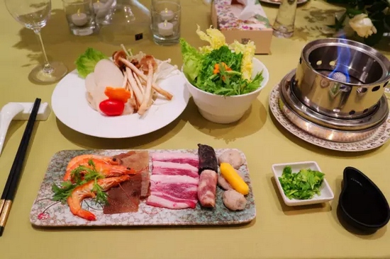 精致的小火鍋，用的是綠色燃料——乙醇。