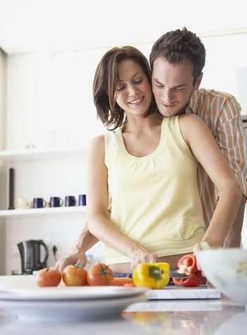 反其道而行，也對他若即若離